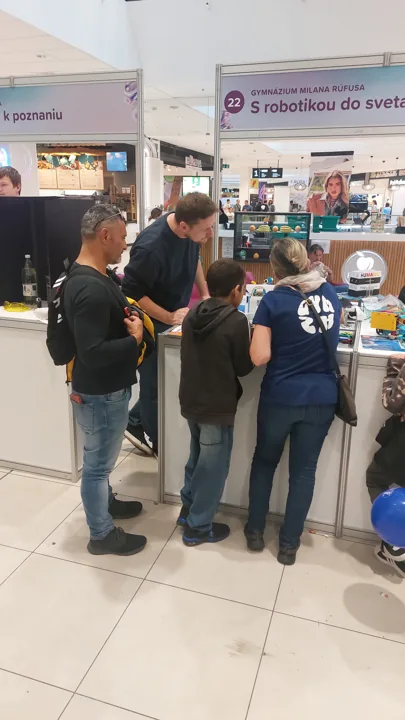 Ukážky robotiky a návštevníci pri stánku